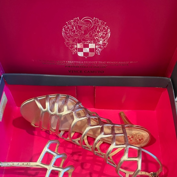 Vince Camuto Egyptian Gold Metallic Nappa
Size 8.5M
Style VC-Paxton - Picture 3 of 10